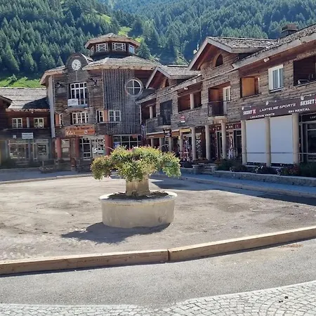 Centre De Station Avec Parking *